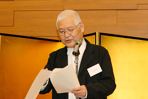祝辞を述べる南伸坊選考委員