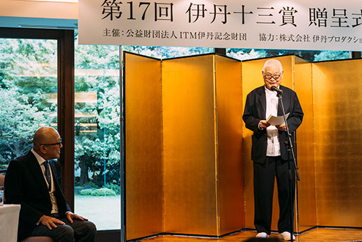 祝辞を述べる南伸坊選考委員