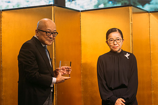 酒井順子選考委員による正賞 盾の贈呈