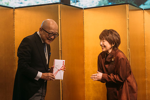 宮本信子館長による副賞 100万円の贈呈