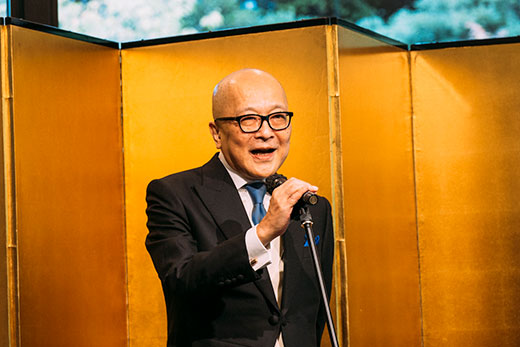 受賞者スピーチを述べる山田五郎さん