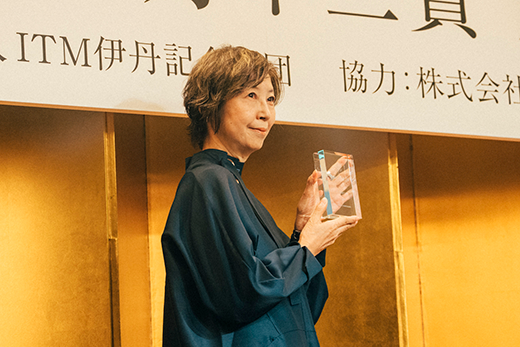 受け取った正賞の盾を掲げる岸本佐知子さん