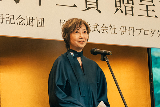 受賞者スピーチを述べる岸本佐知子さん